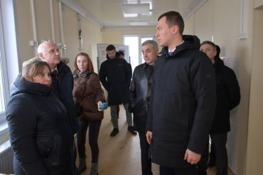Губернатор Хабаровского края Михаил Дегтярев осматривает строящийся ФАП