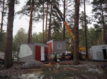 Монтаж здания штаба строительства в лесной зоне